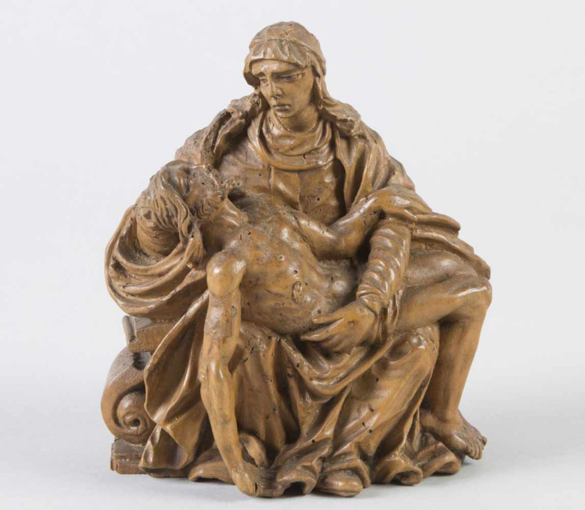 PietàHolz, geschnitzt. Rückseite summarisch. Ausdrucksstarke Darstellung der trauernden Mutter