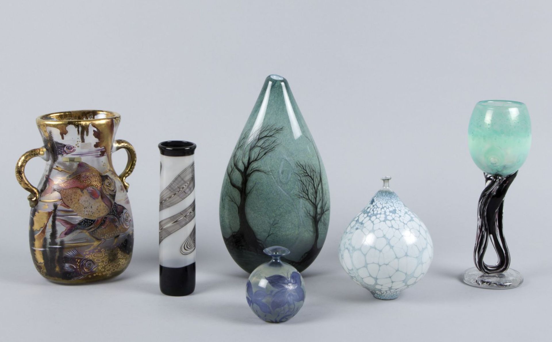 Fünf Vasen und PokalglasFarbloses Glas. Versch.farbige Dekore. Versch. Formen und Dekore. Tlw. sign.