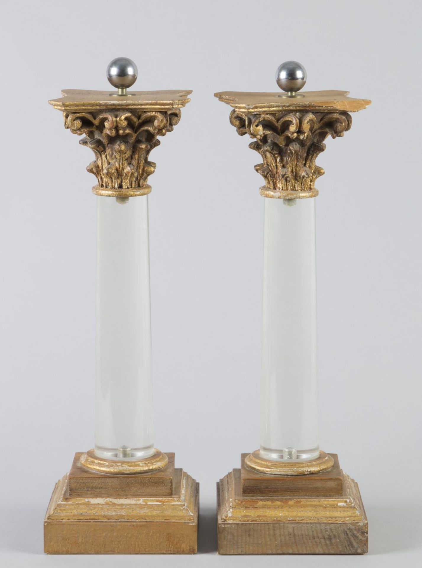 Ein Paar SäulenSockel und Kapitell Holz, geschnitzt und goldgefasst. Acrylglas-Schaft. H. 52 cm. 1