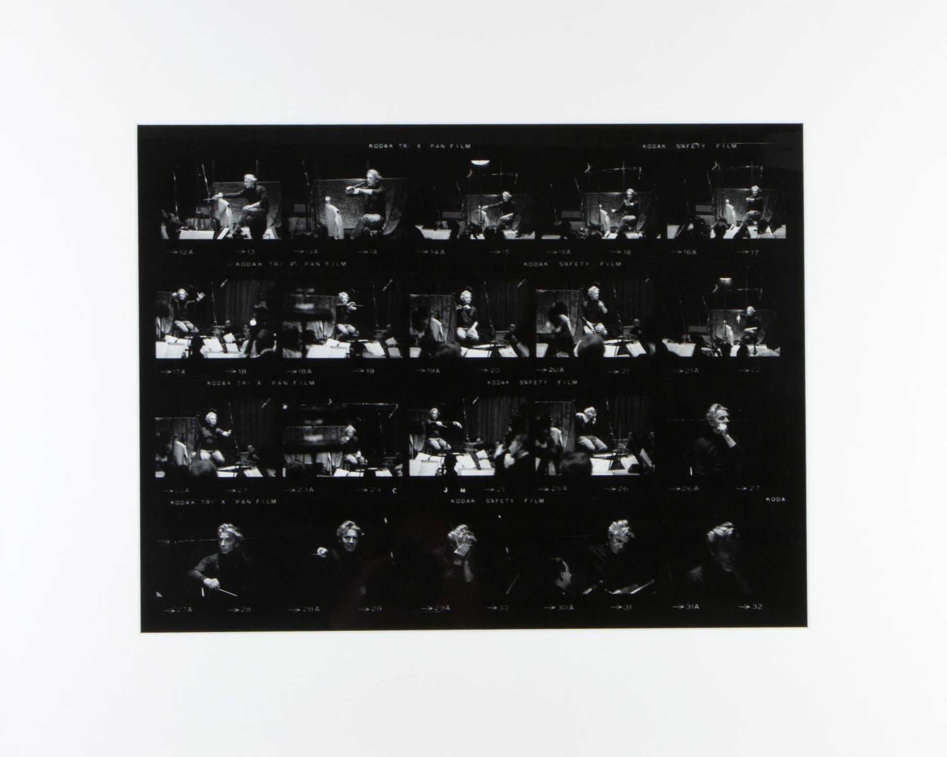 Lebeck, Robert (?)Kontaktbogen mit Photos von Herbert von Karajan während einer Konzertprobe. 45,5 x