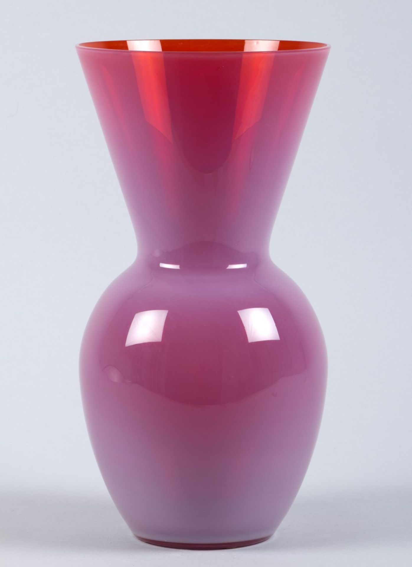 VaseFarbloses Glas, milchweiß und rot unterfangen. Ovoider Korpus mit breitem trichterförmigen Hals.