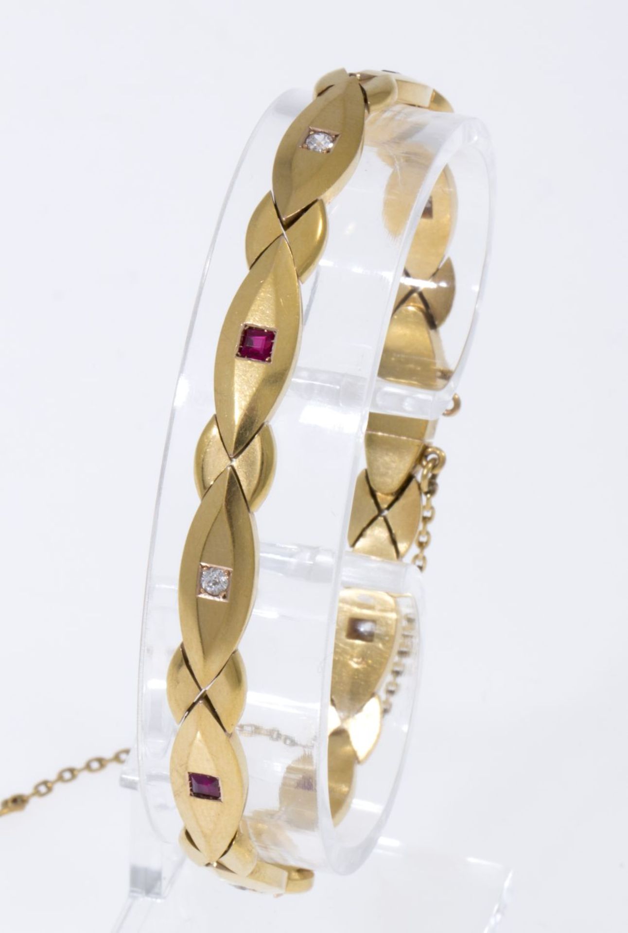 Wiener Rubin-Diamant-ArmbandGelbgold 580. Navetteförmige Glieder alternierend ausgefasst mit Rubinen
