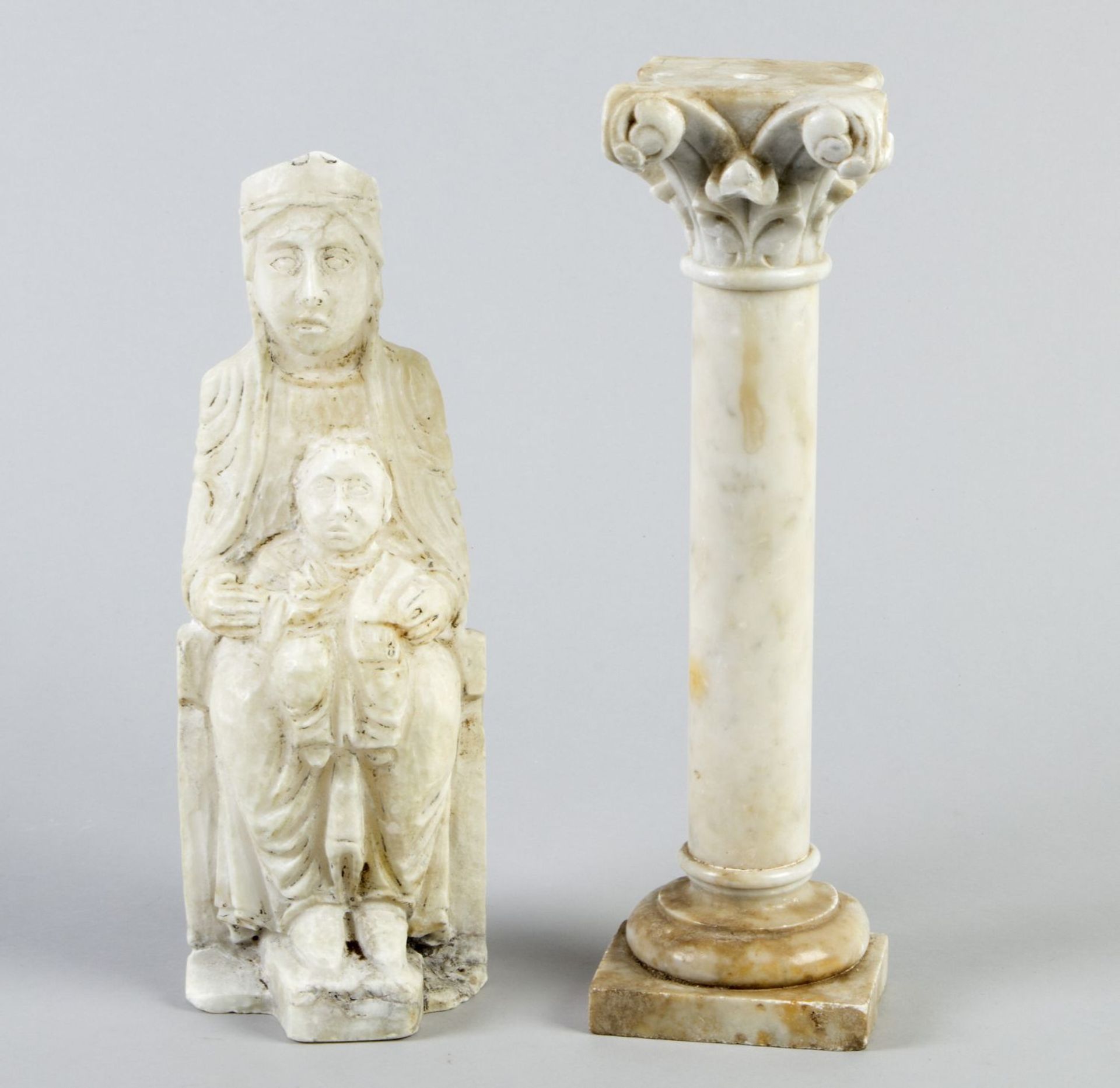 Säule mit korinthischem Kapitell und Madonna im romanischen StilMarmor bzw. Alabaster, geschnitten