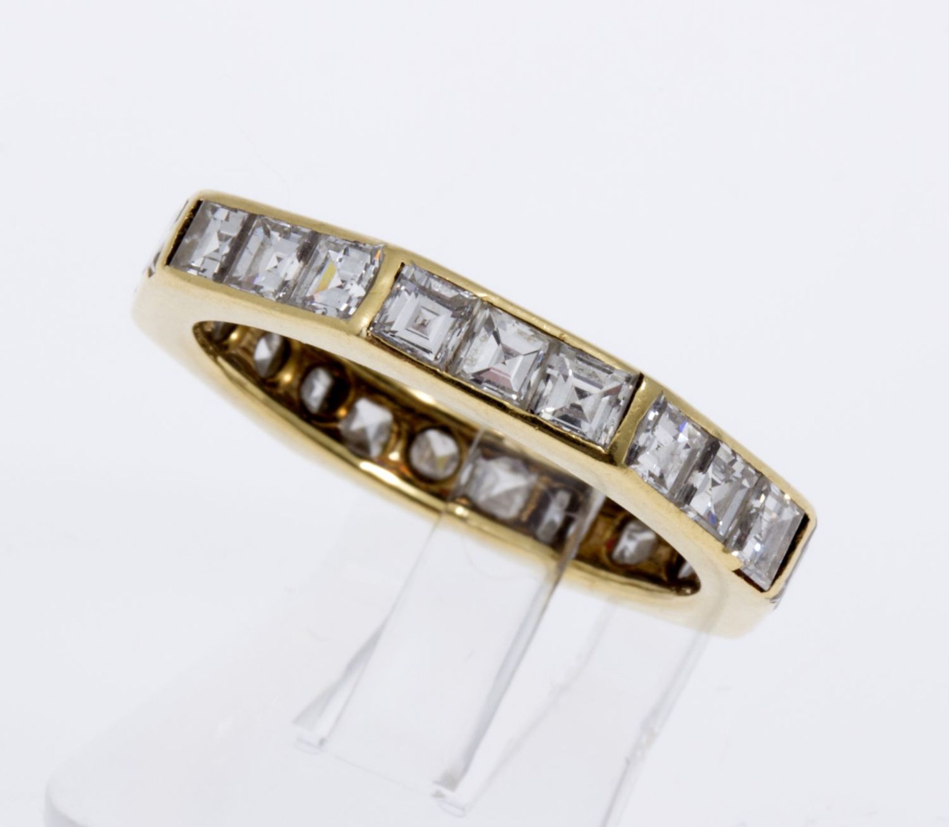 Memory-Ring mit DiamantenGelbgold 750 (geprüft). Oktogonale Ringschiene ausgefasst mit 24 Dia.-