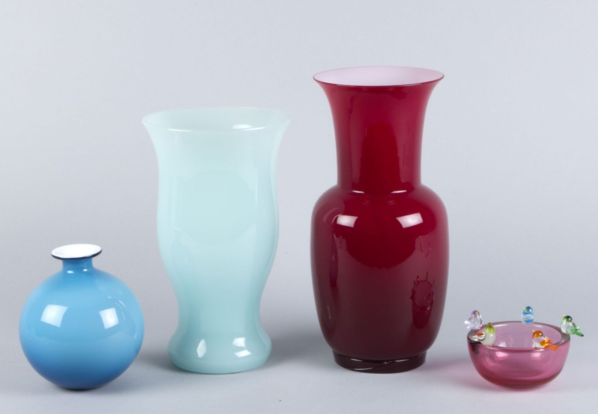 Drei Vasen und kleine VogelschaleVerschiedenfarbiges Überfangglas bzw. in der Masse gefärbt, 1 Ex.
