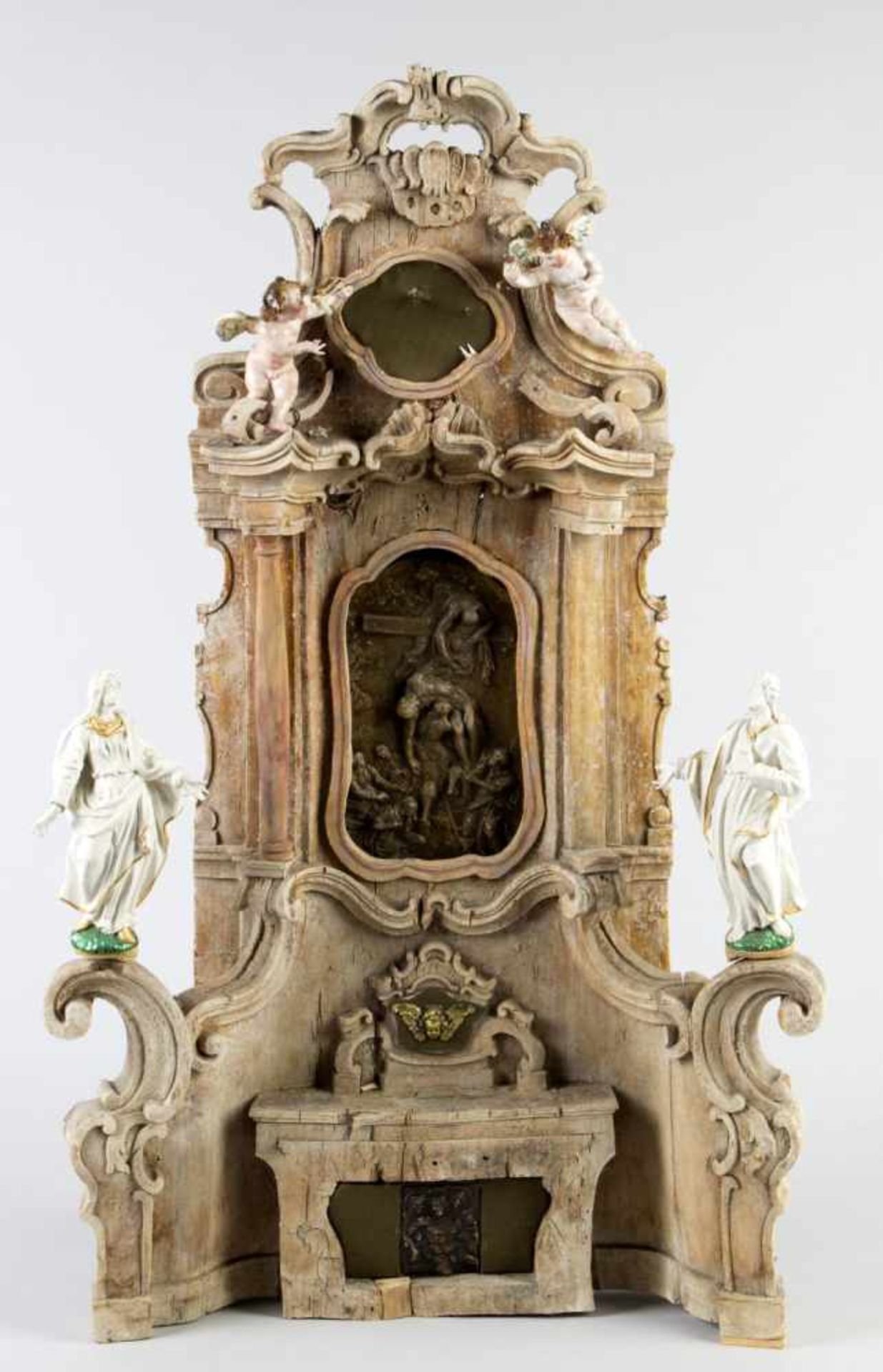 Kleiner AltarHolz, geschnitzt. Schnitzwerk aus C-Spangen und Voluten mit Säulenarchitektur. Mittig