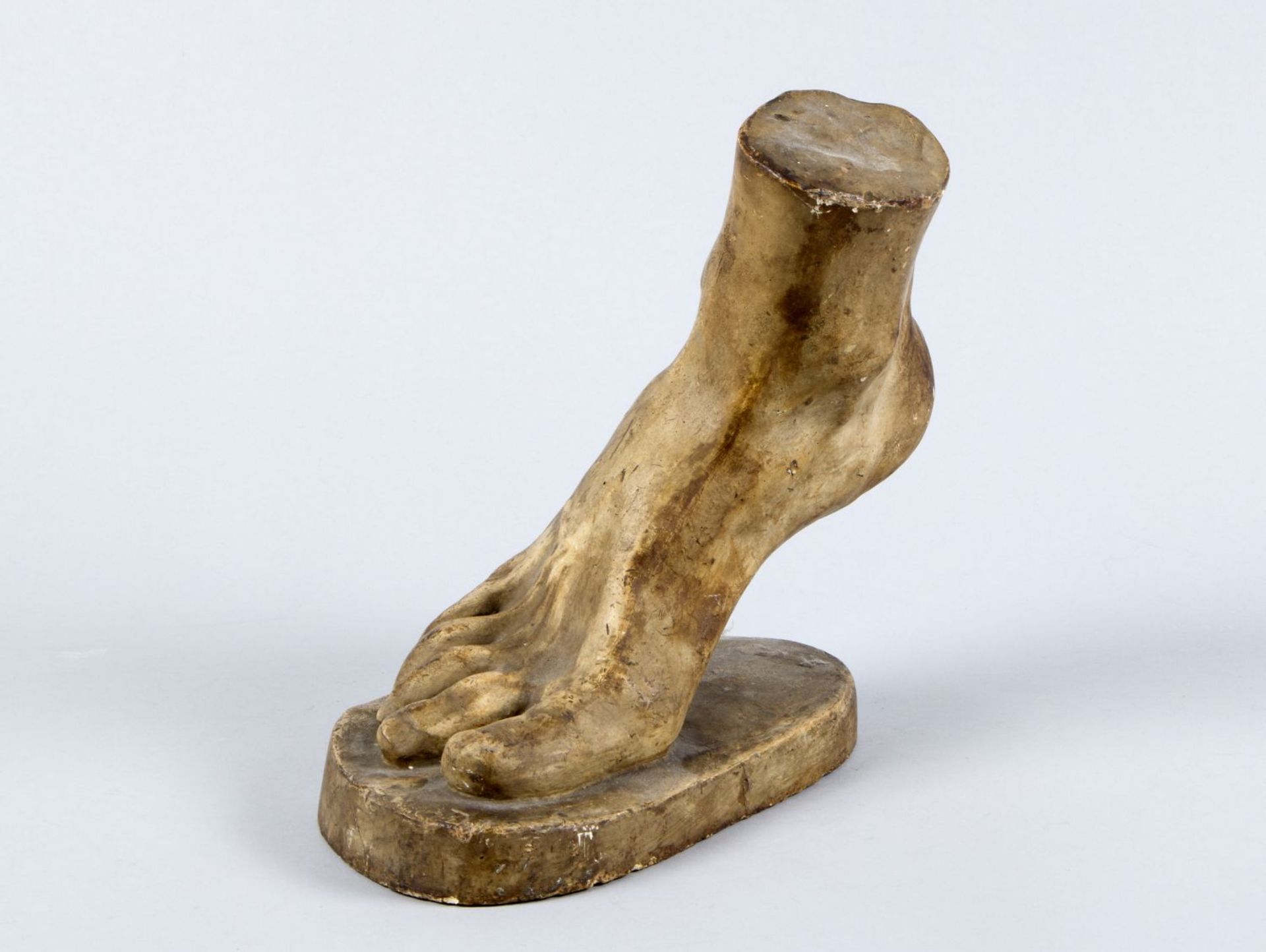 Nachbildung eines römischen FußesGips. L. 28 cm. Verschmutzt. Platte gebrochen.