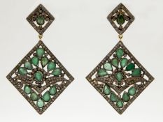 Ein Paar dekorative Smaragd-Diamant-Ohrgehänge