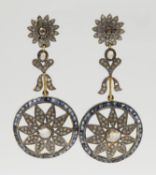 Ein Paar Diamant-Saphir-Ohrhänger mit Blütenmotiven