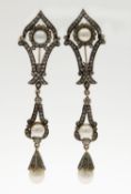 Ein Paar Diamant-Perl-Ohrhänger