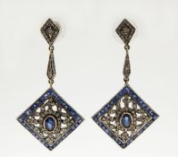 Ein Paar dekorative Saphir-Diamant-Ohrgehänge