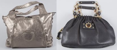 Große Hobo-Handtasche von Salvatore Ferragamo und Schultertasche von Marc Jacobs