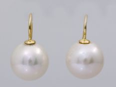 Ein Paar feine Perlenohrhänger