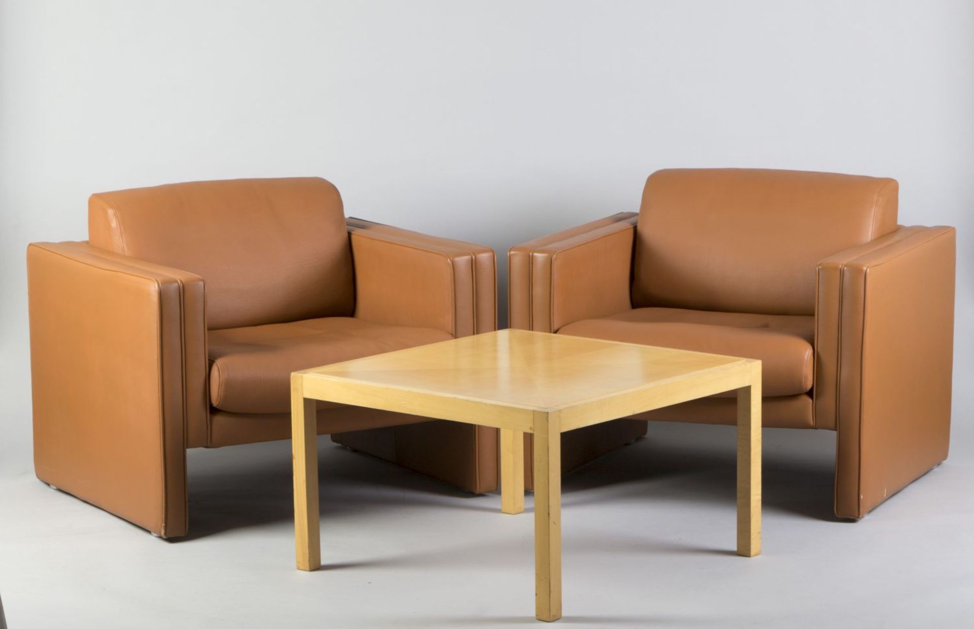 Ein Paar Sessel und Tisch