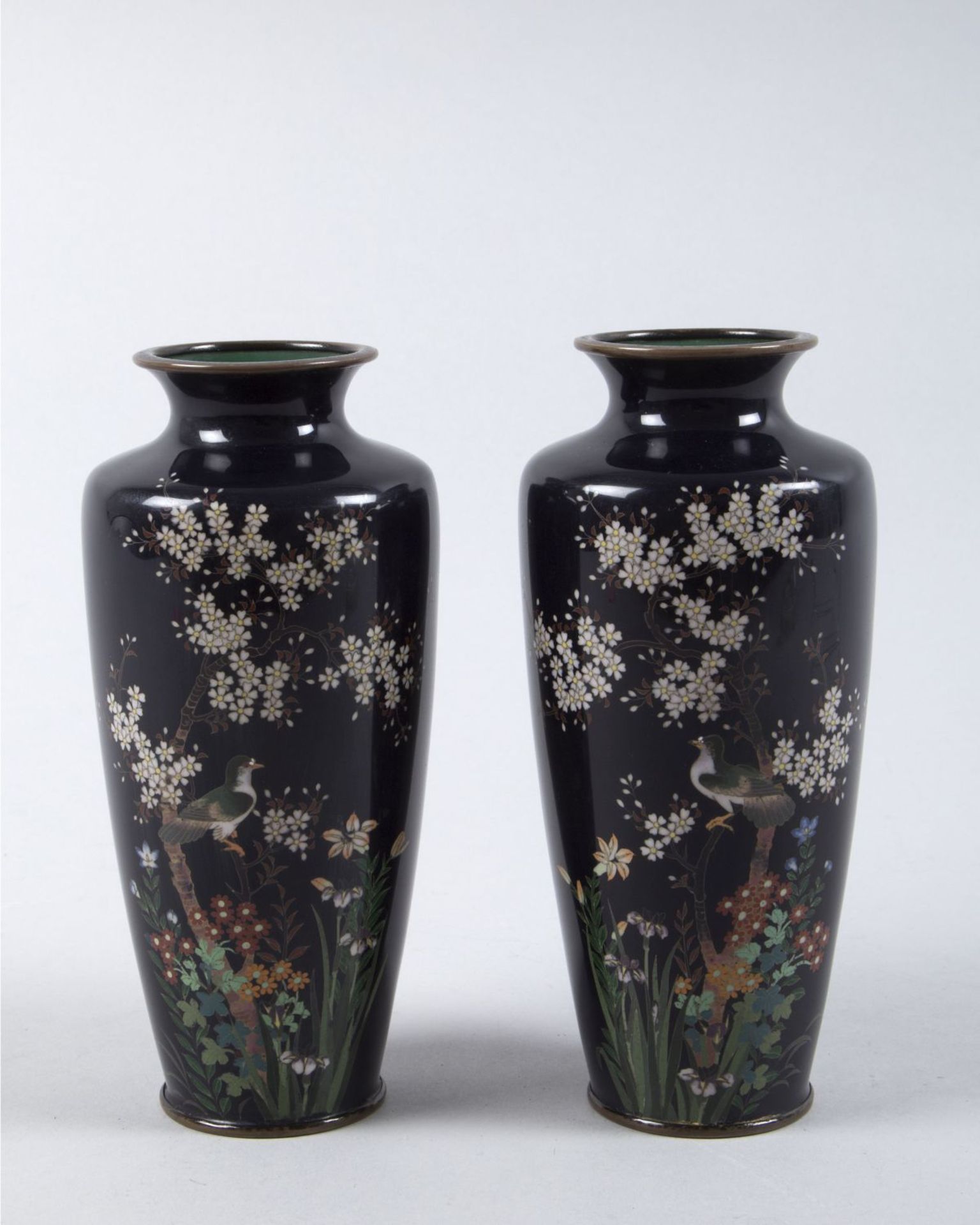 Ein Paar Cloisonné-Vasen