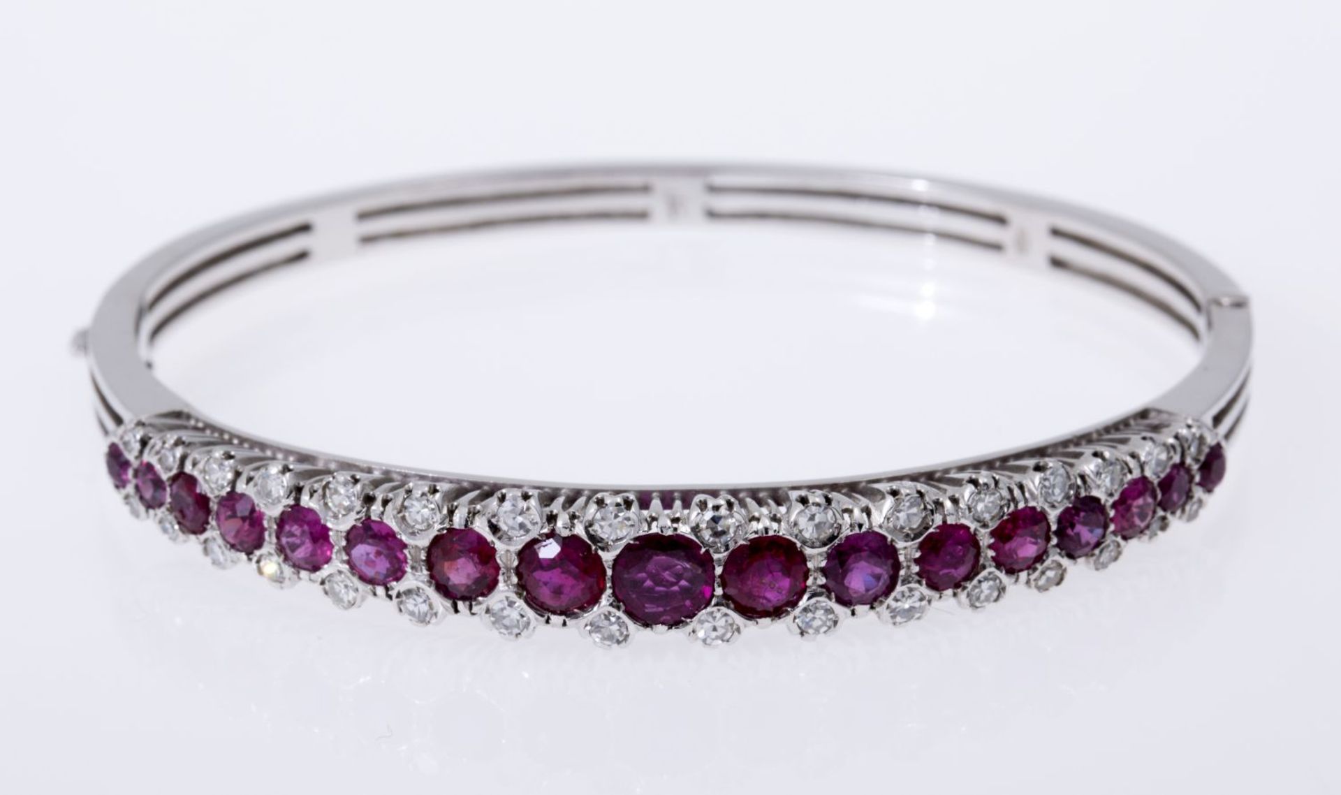 Klassischer Juwelen-Armreif mit Rubinen und Diamanten - Bild 2 aus 2