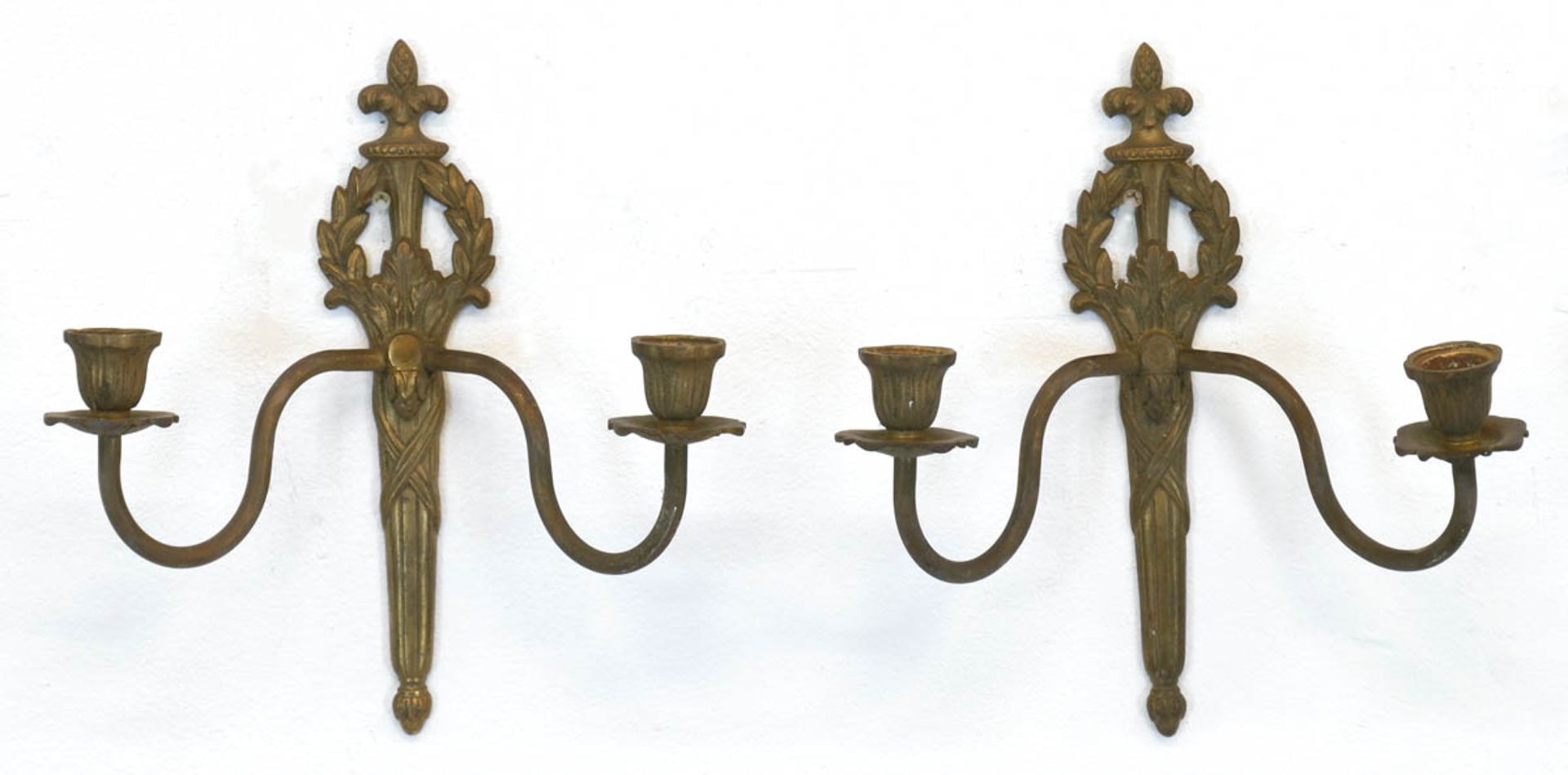 Paar Wandleuchter, um 1800, 2-flammig, Messing, mit reliefierter Wandhalterung, H. 25,5cm, B. 23 cm