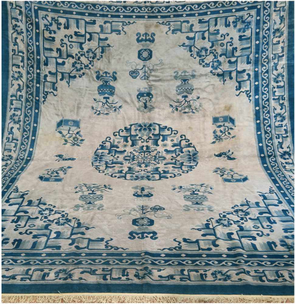 Teppich, China, blaugrundig mit zentralem Medaillon, Vasen- und Floralmotiven, Kantenleicht