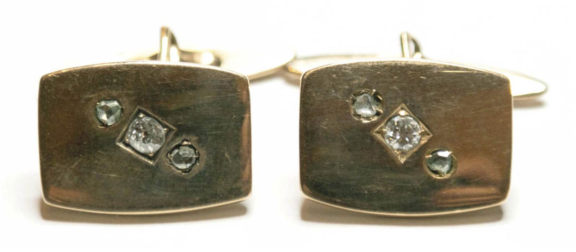 Manschettenknöpfe um 1920, 585er GG, besetzt mit Brillanten und Diamanten von zus. ca.0,30 ct., Gew.