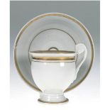 2 Biedermeier-Tassen mit UT (1x ergänzt), weiß mit Goldrändern, Glockenform mitVolutenhenkel, min.