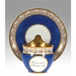 KPM-Tasse mit UT, um 1820, Champagnerform, blauer Fond, Goldmalerei und Sinnspruch, innenvergoldet