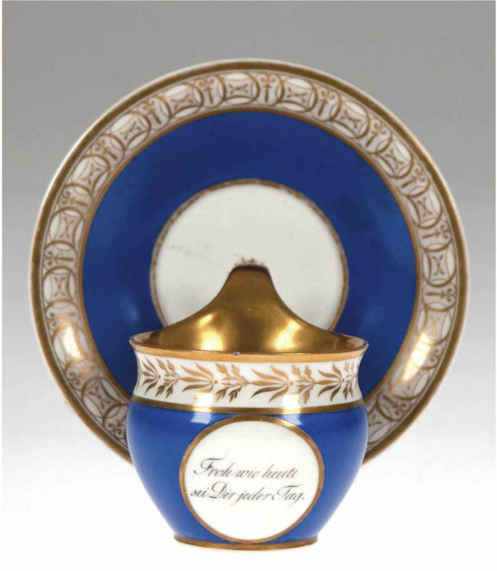 KPM-Tasse mit UT, um 1820, Champagnerform, blauer Fond, Goldmalerei und Sinnspruch, innenvergoldet