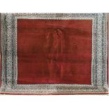 Orientteppich, rotgrundig, mit gleichbleibenem Muster, 1 Kante belaufen, auf einer SeiteFransen