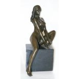 Bronze-Figur "Sitzender weiblicher Akt", Nachguß 20. Jh., signiert "J.Mavchi", braunpatiniert,