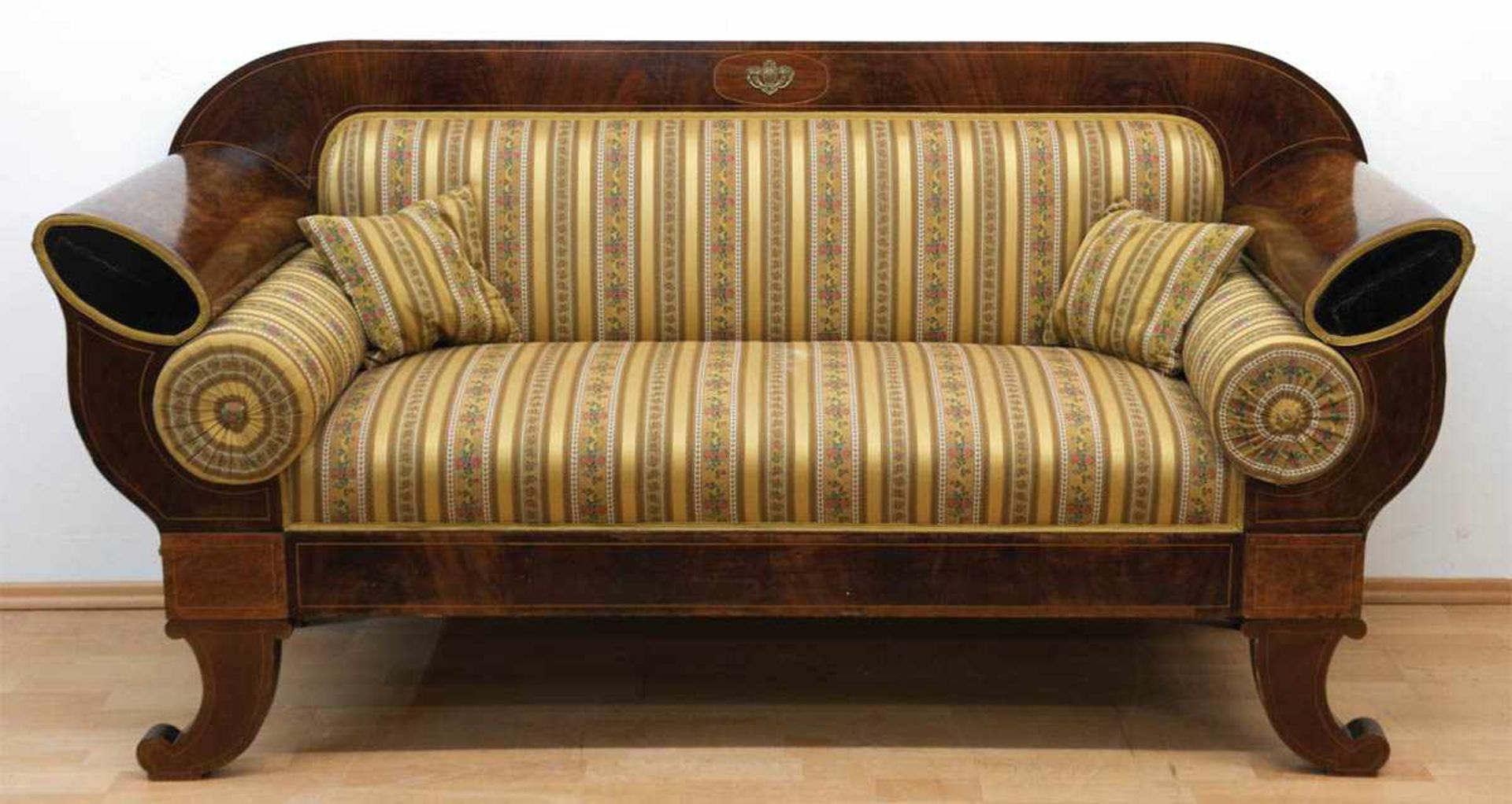 Biedermeier-Sofa, Mahagoni furniert, Fadenintarsien, Messingappliken, Seitenlehnen mitgepolsterten