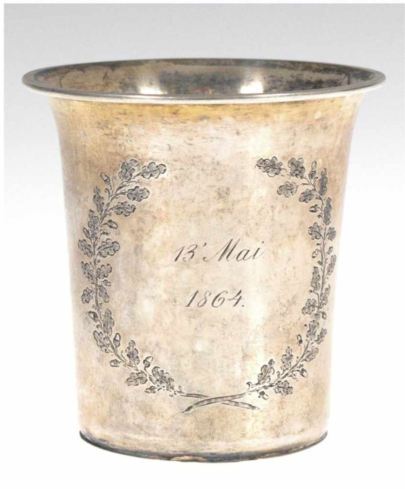 Becher, Silber mit Restvergoldung, punziert, ca. 70 g, von Eichenlaub gerahmtes Datum 13.Mai 1864,