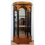 Biedermeier-Etagere, Kirsche furniert, z.T. ebonisiert, halbrunder Korpus mit 4ebonisierten Säulen