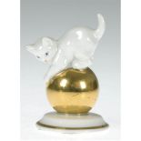 Porzellanfigur "Kätzchen auf Goldkugel", Rosenthal, Selb Plössberg, Gebrauchspuren, H. 6cm