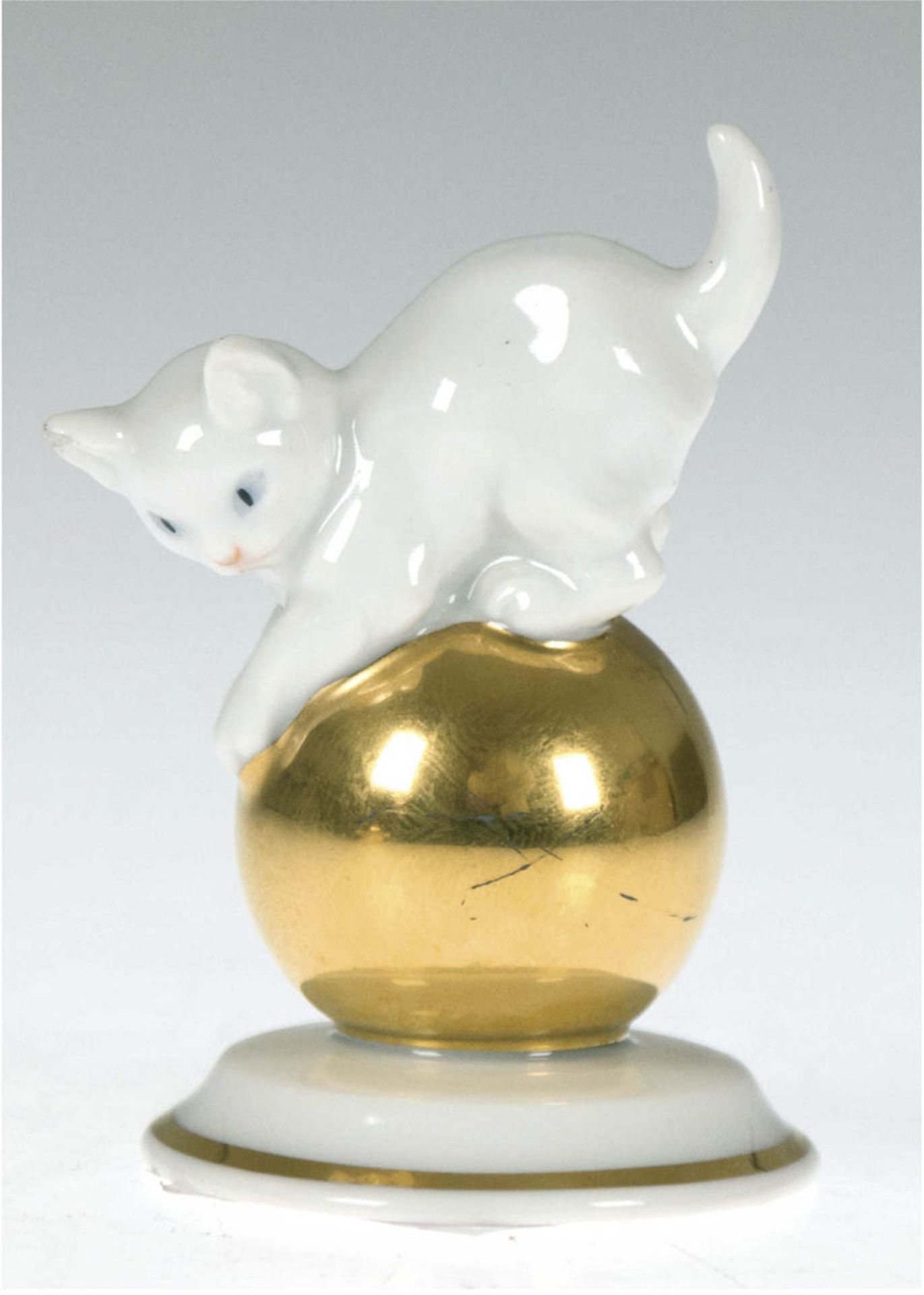 Porzellanfigur "Kätzchen auf Goldkugel", Rosenthal, Selb Plössberg, Gebrauchspuren, H. 6cm