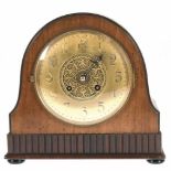 Buffet-Uhr, um 1930, Mahagoni, Messingzifferblatt mit arabischen Zahlen und mittigerVerzierung,