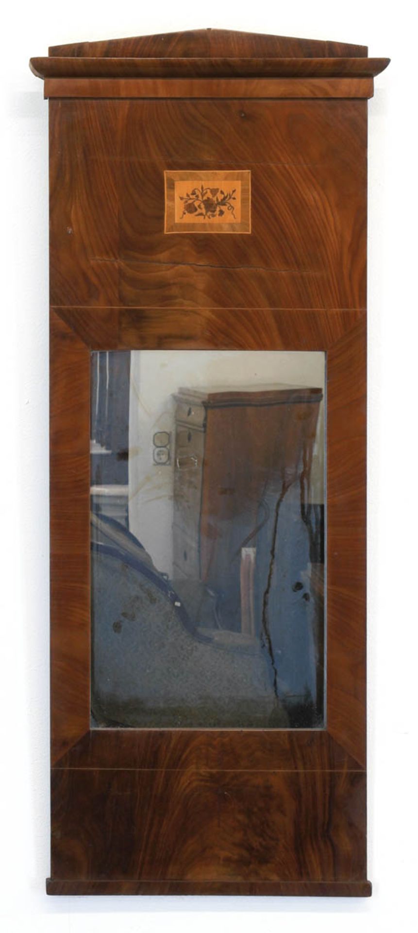 Biedermeier-Spiegel, Mahagoni furniert, intarsiertes Giebelfeld mit Dreiecksabschluß,107x44 cm