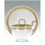 Biedermeier-Tasse mit UT, Fürstenberg, weiß mit Goldrändern, gebauchte Form mitausgestelltem