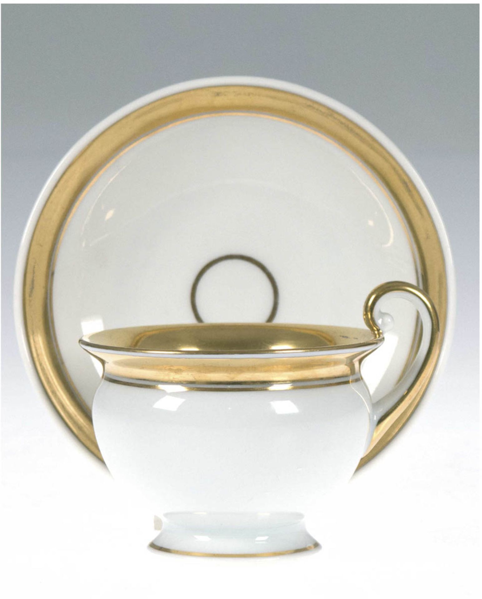 Biedermeier-Tasse mit UT, Fürstenberg, weiß mit Goldrändern, gebauchte Form mitausgestelltem