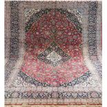 Keshan, rotgrundig, mit zentralem Medaillon und floralen Motiven, Reinigung empfohlen,350x250 cm