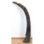 Königshorn, Gambia, Ebenholz, geschnitzt, Kupferstand mit plastischen Figuren, gebrochen,H.107 cm