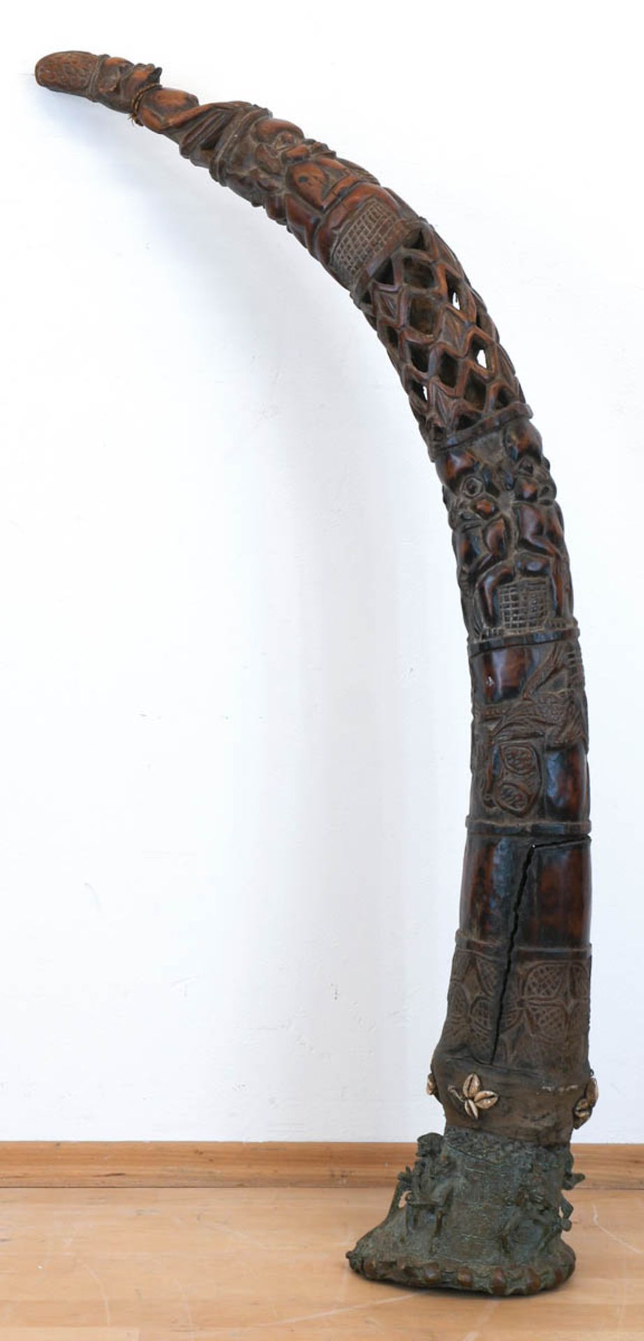Königshorn, Gambia, Ebenholz, geschnitzt, Kupferstand mit plastischen Figuren, gebrochen,H.107 cm