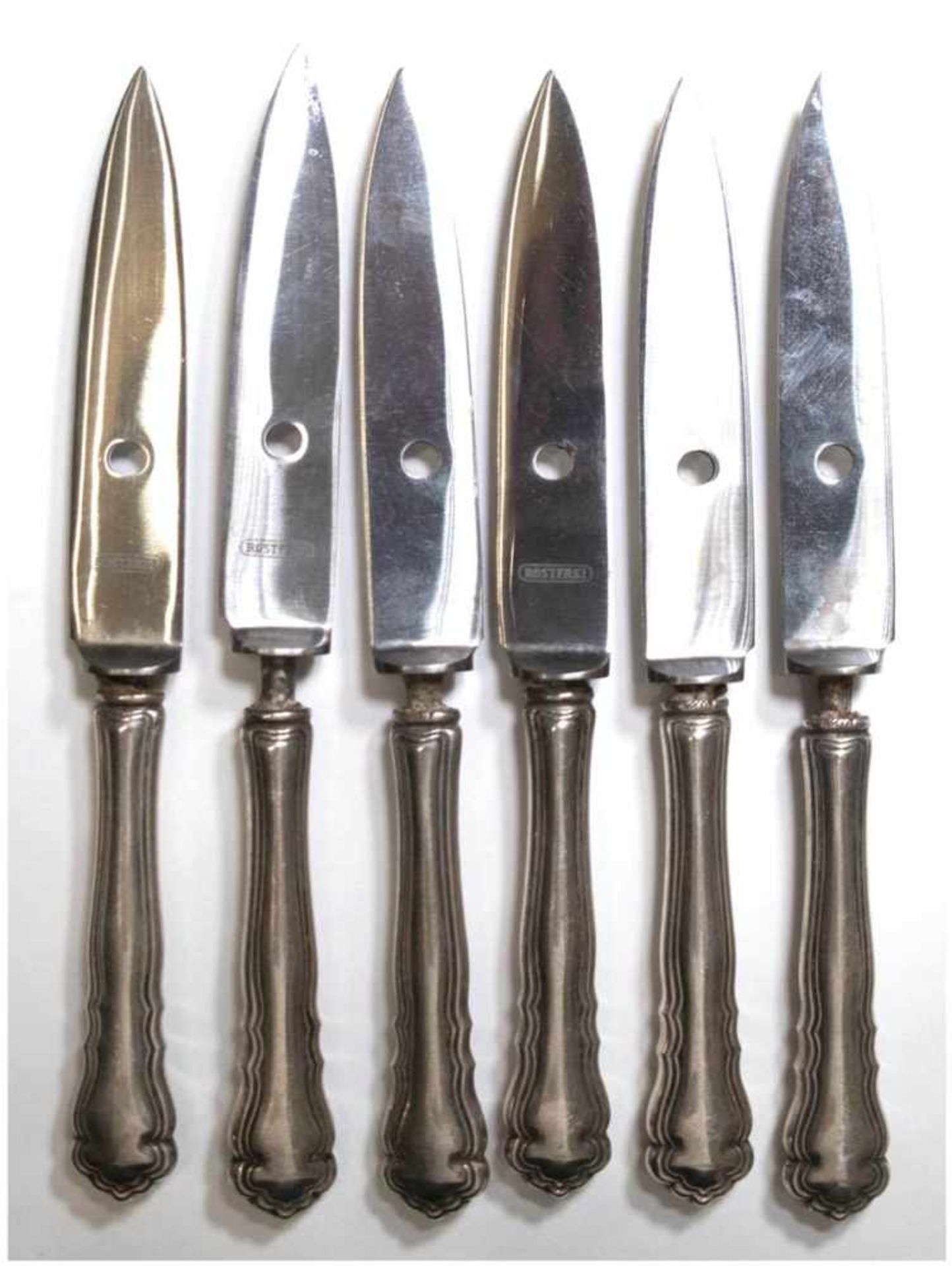 6 Krebsmesser, Griff 800er Silber (gefüllt), Stahlklinge mit Loch, Gebrauchspuren, L. 18cm