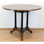 Biedermeier-Tisch, Mahagoni furniert, über 3-passig eingebogtem Fuß 3 ebonisierte Säulenund runde