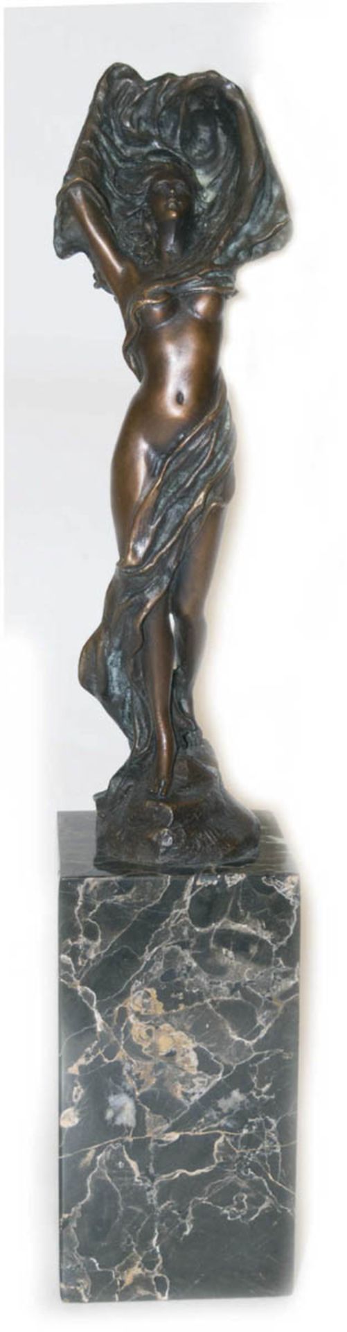 Bronze-Figur "Weiblicher Akt, in den erhobenen Armen ein Tuch haltend", Nachguß 20. Jh.,signiert "