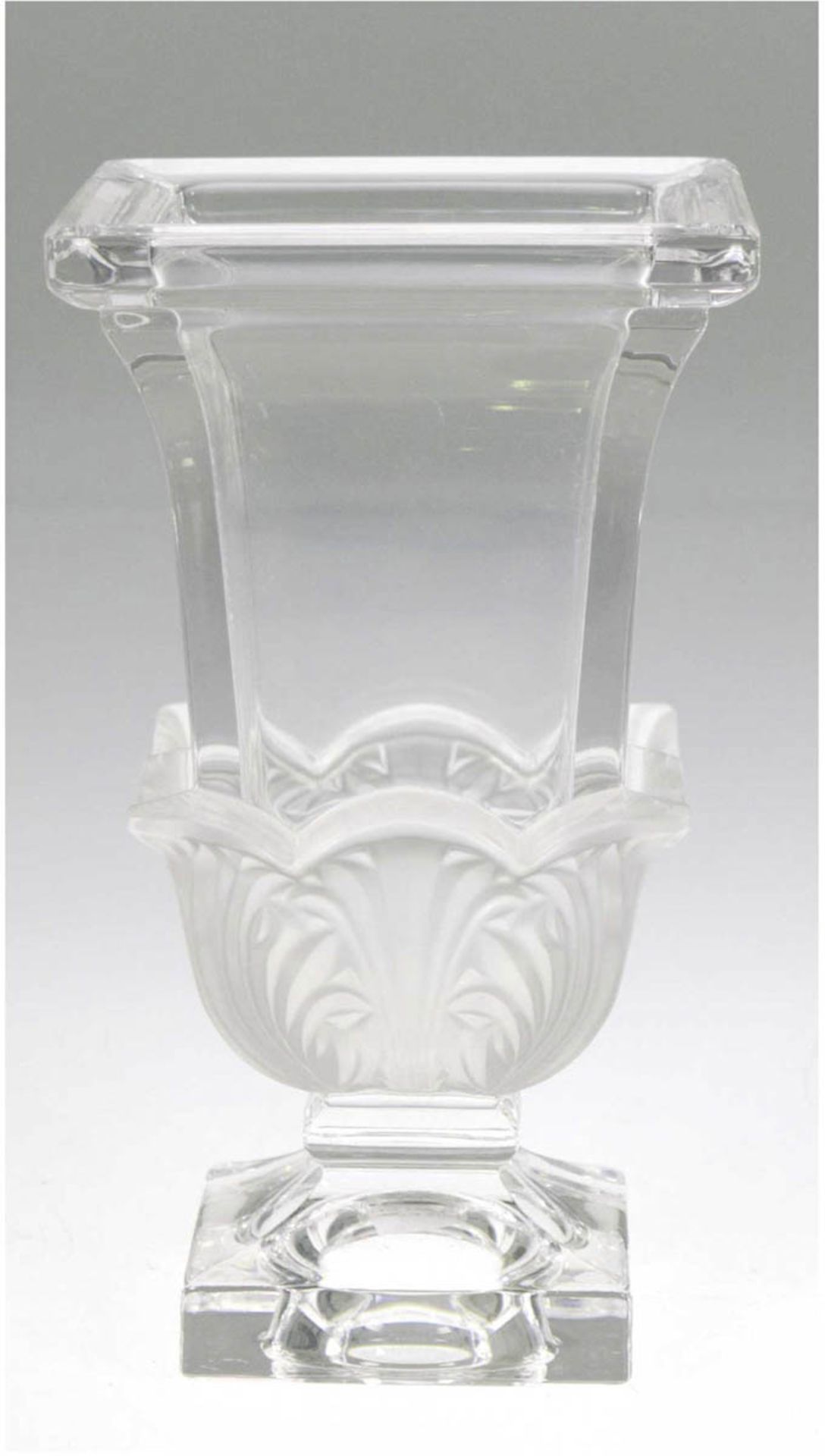 Vase, Lalique, France, Klarglas z.T. satiniert, auf quadratischer Plinthe vierkantigerVasenkorpus