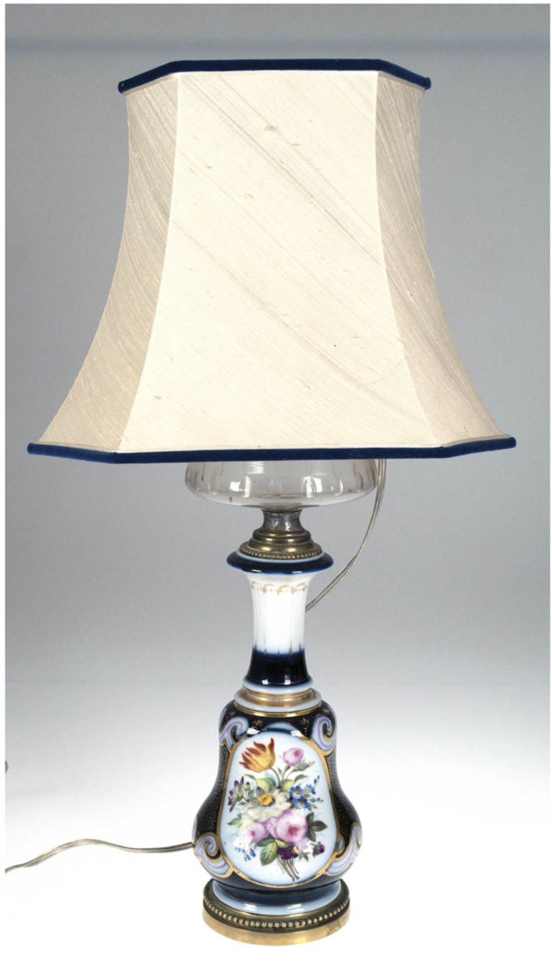 Tischlampe in Form einer Petroleumlampe, Böhmen um 1860, balusterförmiger Lampenfuß
