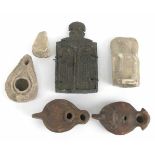 Konvolut von 6 archäologischen Fundstücken, Ton bzw. Sandstein, dabei 3 Öllampen, sitzendeFigur ohne