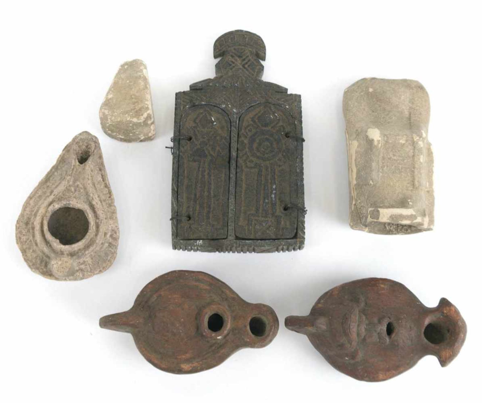 Konvolut von 6 archäologischen Fundstücken, Ton bzw. Sandstein, dabei 3 Öllampen, sitzendeFigur ohne