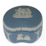 Deckeldose, Jasperware, Wedgwood, hellblau mit reliefierten figürlichen und floralenAuflagen, rund