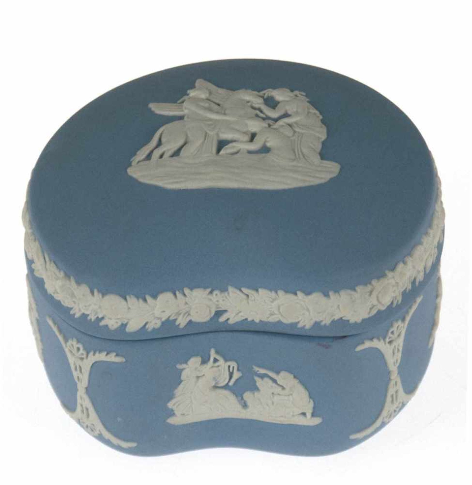 Deckeldose, Jasperware, Wedgwood, hellblau mit reliefierten figürlichen und floralenAuflagen, rund