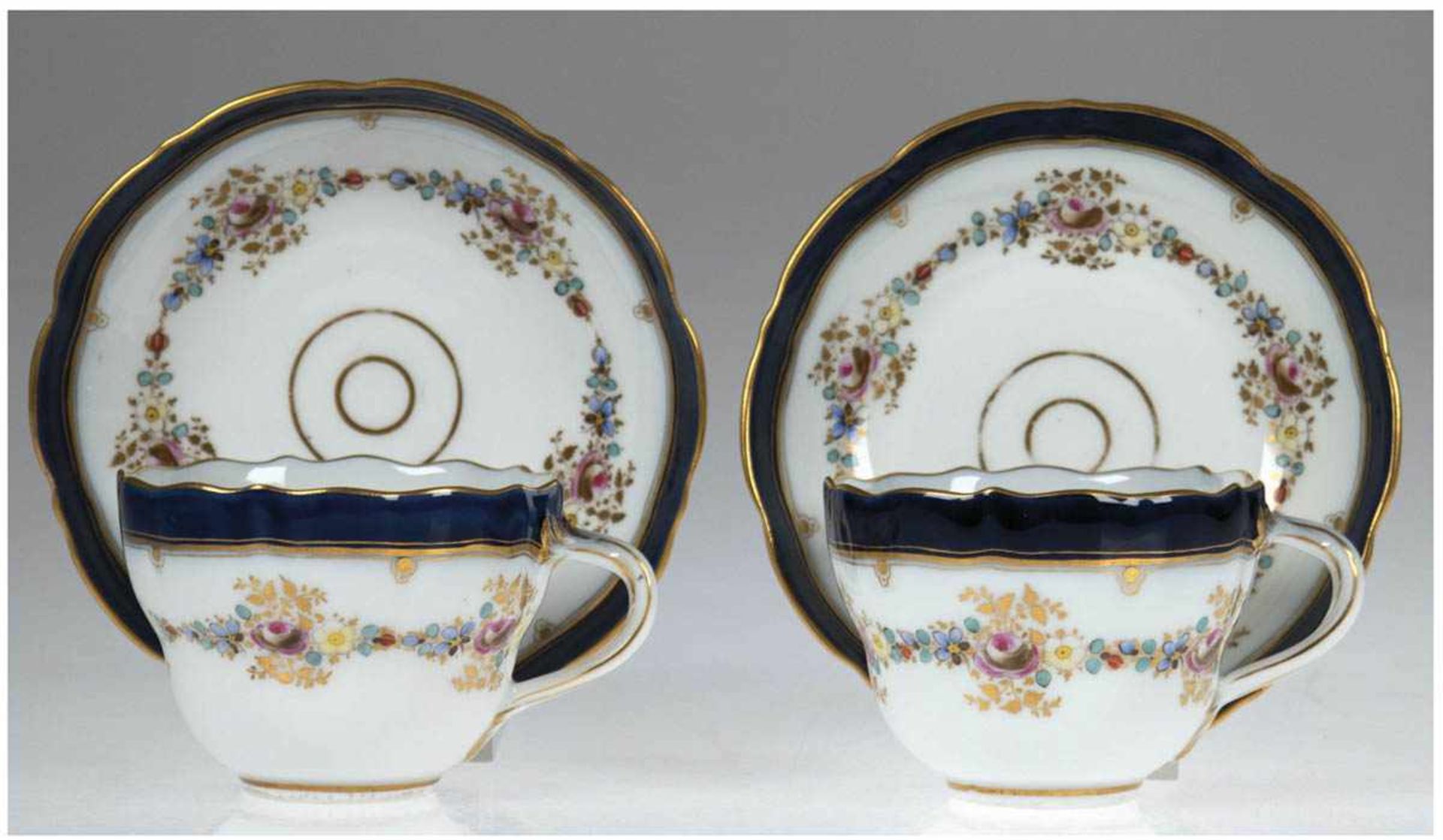 2 Meissen-Tassen mit Untertassen, 19. Jh., Blumenkranz, bunt mit Goldstaffage, breiterkobaltblauer